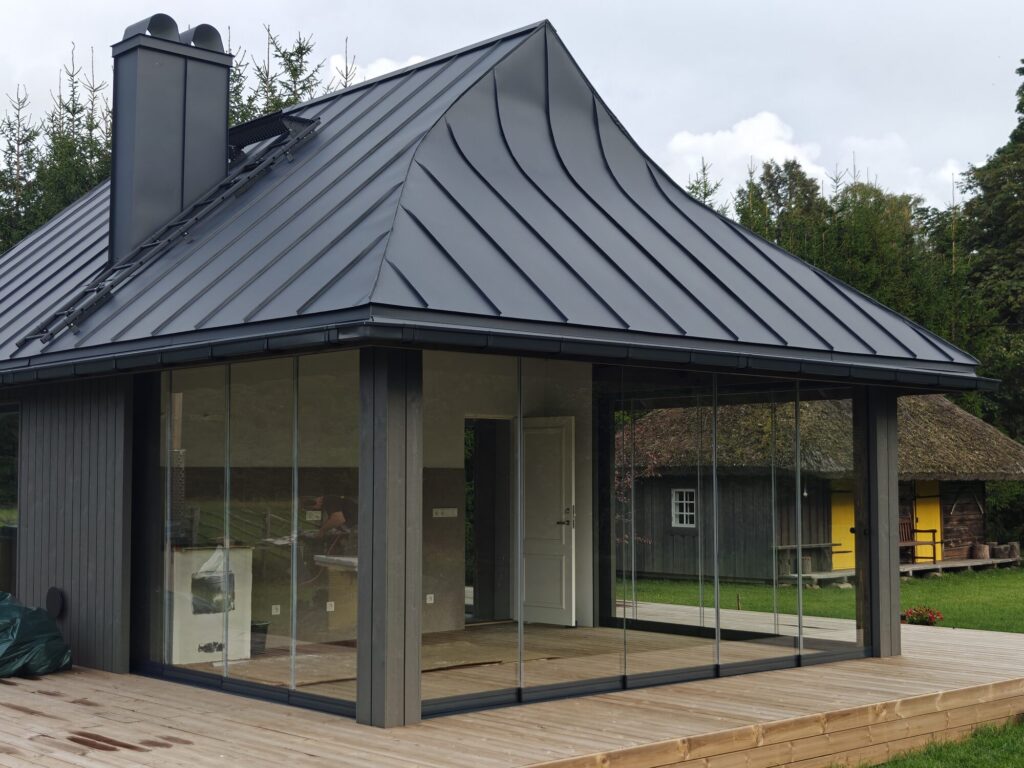 Raamideta lükandklaasid eraldi seisva sauna katusealuses Muhus